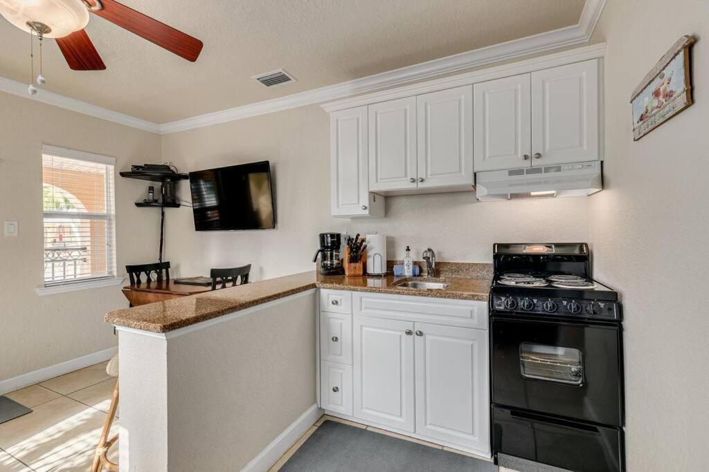 Steps To The Beach And Restaurants! - Coconut Villa'S Suite 1 St. Pete Beach Esterno foto