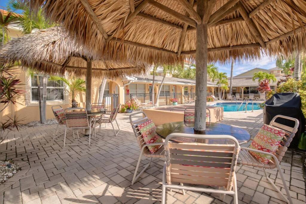 Steps To The Beach And Restaurants! - Coconut Villa'S Suite 1 St. Pete Beach Esterno foto