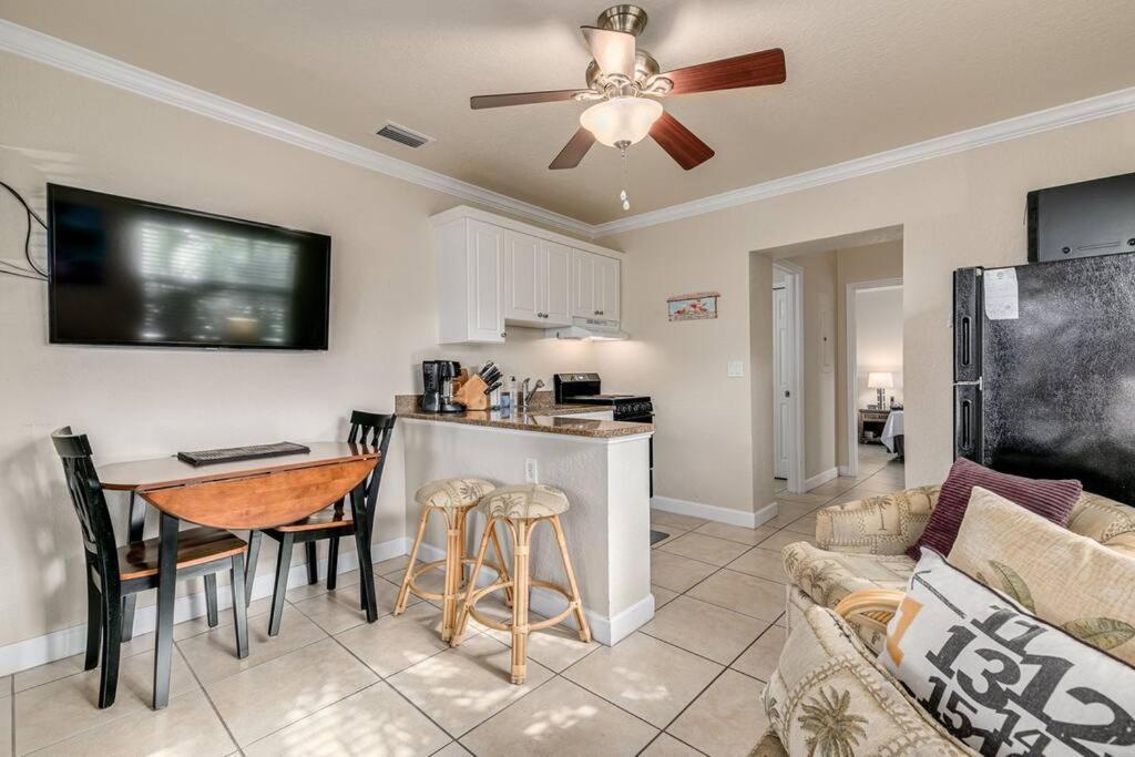 Steps To The Beach And Restaurants! - Coconut Villa'S Suite 1 St. Pete Beach Esterno foto